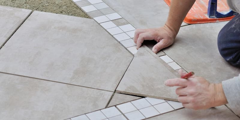 Bien découper des carreaux de carrelage en céramique
